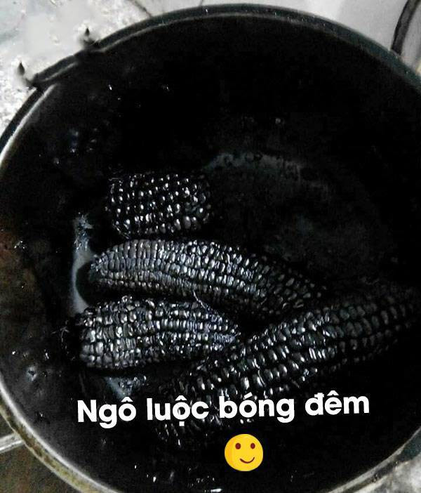 Xin hỏi bí quyết nào để luộc ngô đều màu được màu đen huyền bí đến thế.