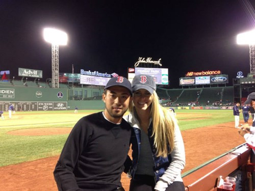 Khi còn thi đấu tại Việt Nam, Lee Nguyễn là cầu thủ nổi tiếng đào hoa, có nhiều tin đồn cặp kè với chân dài Việt. Nhưng việc dẫn về Việt Nam cô bạn gái mới này thì rất có thể cầu thủ này đang tính toán việc trăm năm của mình.