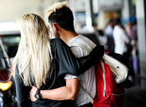 Cựu cầu thủ HAGL rất tình cảm với bạn gái và không ngần ngại thể hiện điều đó trong lúc chờ xếp hành lý lên xe về khách sạn.