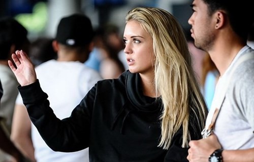 Đi cùng tiền vệ Việt kiều Lee Nguyễn đang khoác áo New England Revolution là người tình mới với mái tóc vàng. Khi thi đấu tại Việt Nam, Lee Nguyễn từng trục trặc với mối tình lâu năm là chân dài Alison. Khi trở lại MLS thi đấu, cả hai hàn gắn tình cảm nhưng cuối cùng vẫn đường ai nấy đi.