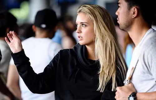 Đi cùng tiền vệ Việt kiều Lee Nguyễn đang khoác áo New England Revolution là người tình mới với mái tóc vàng. Khi thi đấu tại Việt Nam, Lee Nguyễn từng trục trặc với mối tình lâu năm là chân dài Alison. Khi trở lại MLS thi đấu, cả hai hàn gắn tình cảm nhưng cuối cùng vẫn đường ai nấy đi.