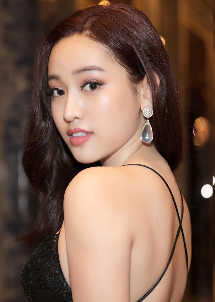 Theo dõi Thúy Vy qua mạng xã hội, nhiều fan đồn đoán rất có thể gần đây hot girl tiếp tục phẫu thuật nâng ngực nên vòng 1 của cô ngày càng nóng bỏng hơn.