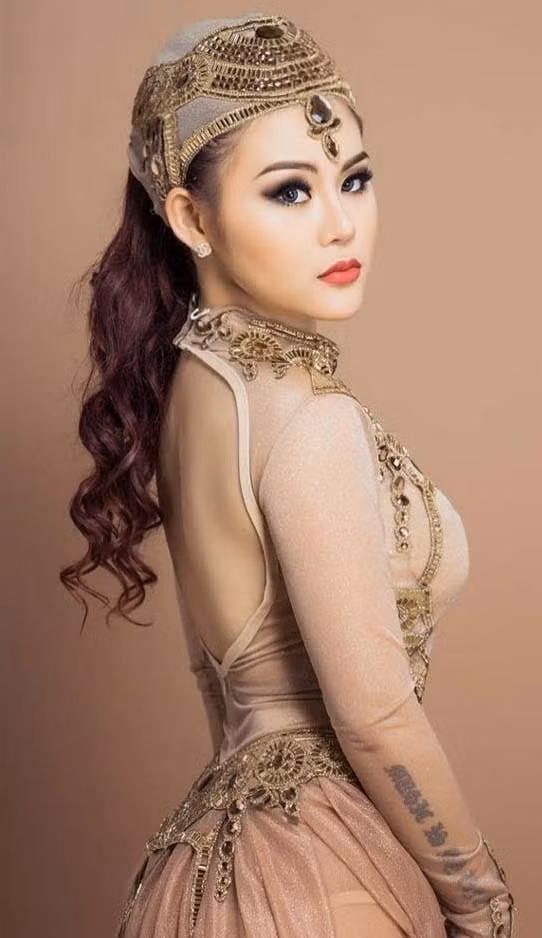 Diệp Hồng Phấn hay Pink là cái tên không còn xa lạ trong giới trẻ ở miền Nam và cộng đồng những người yêu nhạc điện tử. Nữ DJ Bến Tre này chinh phục mọi người bằng thân thể căng tràn và lối chơi nhạc ma quái. Nhưng ít ai biết được rằng, trước khi nổi tiếng, cô nàng này đã phải rất đau đầu về nhan sắc của mình. Ảnh trong bài: Facebook nhân vật.