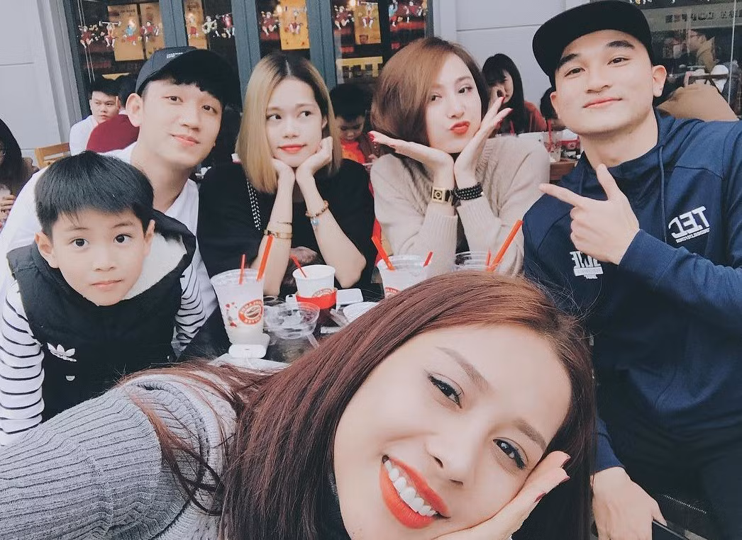 Còn Trọng Đại, "cực phẩm" U23 Việt Nam này đã khoe dàn hot girl cực xinh trong bức ảnh trên trang cá nhân của mình.