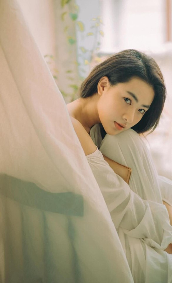 Theo tìm hiểu, nữ diễn viên chính của phim tháng 5 để dành đó là Minh Trang. Đây cũng là cái tên từng được biết đến và yêu thích sau vai diễn trong phim truyền hình Tình khúc bạch dương, đóng nữ chính trong MV Thương em là điều anh không thể ngờ của Noo Phước Thịnh hay mới đây nhất là Đừng yêu nữa em mệt rồi của Min.