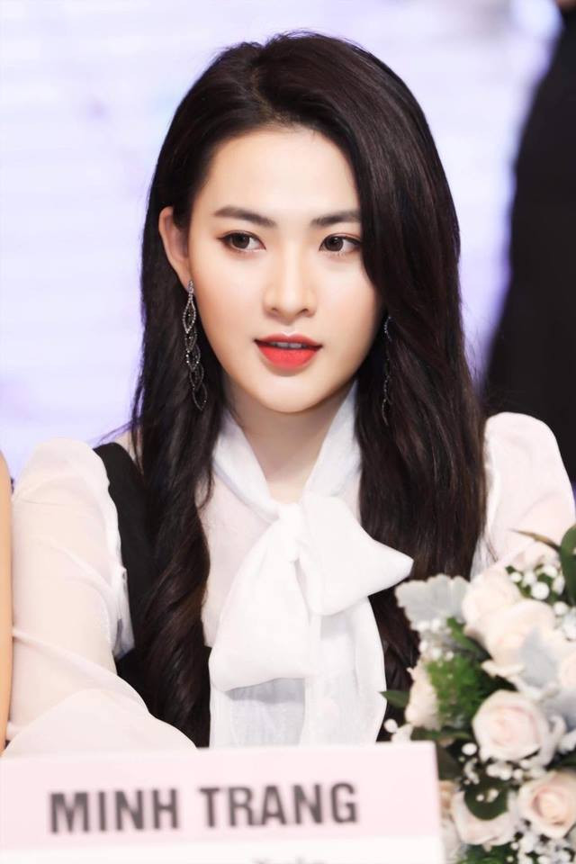 Xinh đẹp, tài năng, không ít lần Minh Trang gặp phải những lời gạ gẫm "trao thân". Đứng trước những vụ việc như vậy, cô bạn này cho biết: "Lúc đầu tôi bị sốc nặng trước những lời gạ gẫm đó nhưng sau này quá quen rồi thì tôi vào và xóa hết những tin nhắn ấy đi. Có nhiều người còn gọi điện thoại cho tôi nữa, tôi sợ quá cúp máy luôn và chặn luôn số điện thoại đó. Tôi không nghĩ có những chuyện kinh khủng như vậy lại xảy ra trong cuộc đời mình".