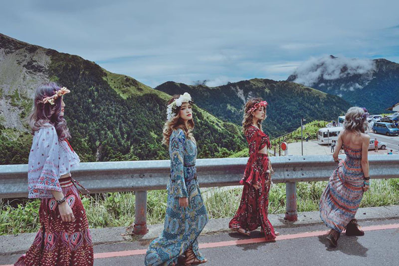 Dù bộ ảnh được chụp với mục đích ý nghĩa nhưng nhiều dân mạng vẫn bày tỏ ý kiến rằng, 4 cô gái có thể tạo hình kín đáo hơn, vừa đẹp mà vẫn toát lên được thông điệp mà họ muốn truyền tải.