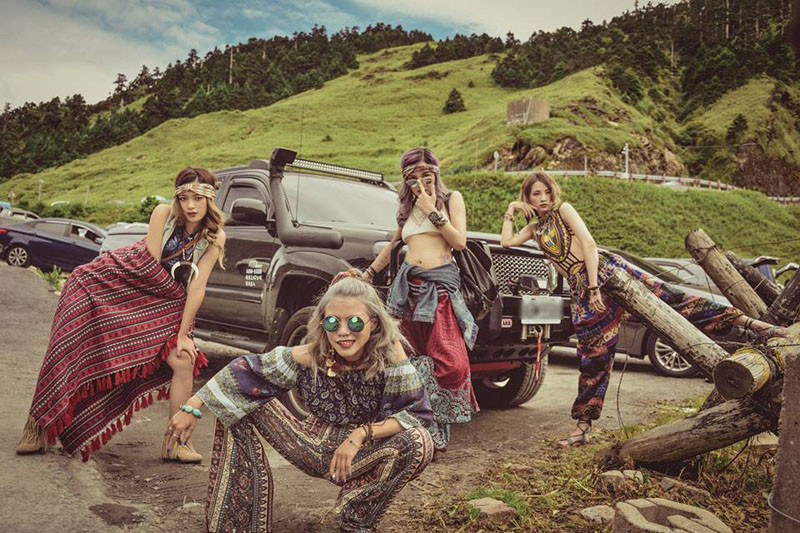 Dù chưa rõ danh tính của 4 cô nàng cụ thể là gì nhưng hầu hết mọi người đều để lại những bình luận chỉ trích cho rằng cách ăn mặc cũng như tạo dáng của các cô gái trên không phù hợp với khung cảnh xung quanh.