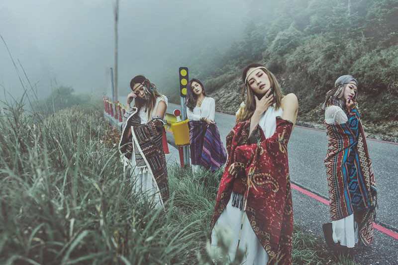 Cũng theo những thông tin dân mạng tìm kiếm được, 4 cô gái này cùng chụp bộ ảnh có tên bộ ảnh có chủ đề "We live free, we live in Taiwan".