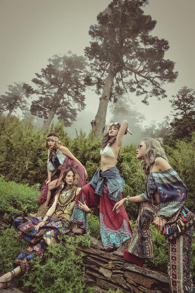 Trong bộ ảnh của 4 cô gái tới từ Đài Loan, ngoài những bức ảnh có phần hở bạo quá mức cũng còn khá nhiều tấm hình kín đáo đẹp mắt.