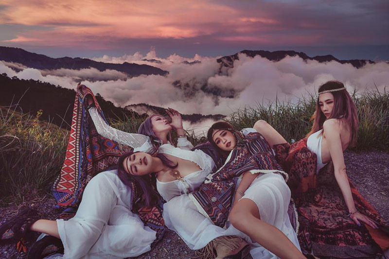 Nhiều dân mạng cho rằng, khung cảnh xuất hiện trong bức ảnh của nhóm 4 cô gái ăn mặc phản cảm này rất giống với đoạn đường đèo ở Việt Nam, điển hình như Hải Vân hay Ô Quy Hồ. Nếu đây là sự thật thì đó quả là một sự thiếu suy nghĩ của các cô gái này bởi nó không thích hợp với thuần phong mỹ tục của người Việt.