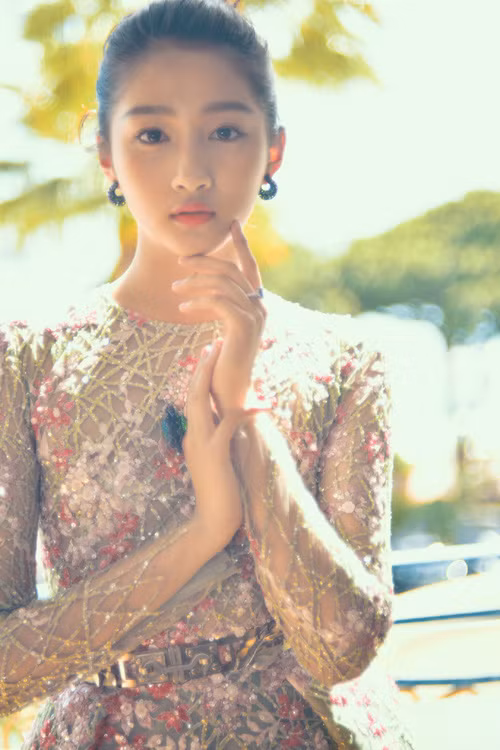 Rất nhiều người từng thắc mắc rằng liệu Quan Hiểu Đồng đã từng qua phẫu thuật thẩm mỹ để đạt đến cảnh giới sắc đẹp của "thần tiên tỷ tỷ"? tuy nhiên cô nàng 9X này đã đăng đàn khẳng định mình không hề chỉnh sửa và minh chứng là những bức ảnh hồi nhỏ cũng được hot girl này công khai.