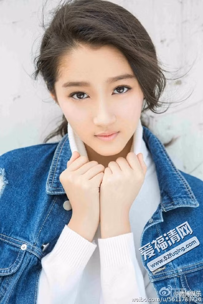 Không chỉ xinh đẹp, tài năng nghệ thuật mà Quan Hiểu Đồng còn là người rất quan tâm đến vấn đề học thức bởi "thiên thần tỷ tỷ 9X" này cho rằng chính học vấn là điều song hành với tài năng. Minh chứng điều này, Hiểu Đồng đã trở thành Thủ khoa chuyên ngành tại Học viện Điện ảnh Bắc Kinh với số điểm 552, vượt điểm chuẩn của sinh viên khối khoa học xã hội chuyên ngành nghệ thuật 206 điểm.