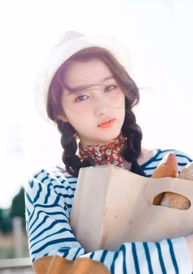 Đôi mắt to tròn lanh lợi, sống mũi thẳng, nụ cười rạng rỡ là những điểm nhấn trên khuôn mặt của Quan Hiểu Đồng.