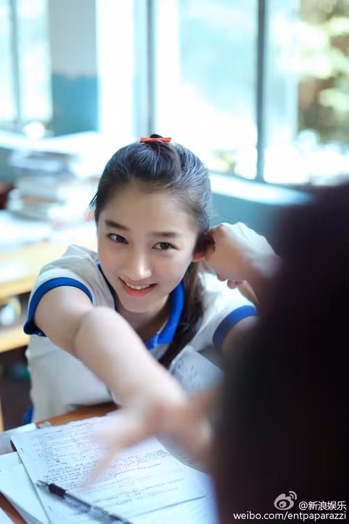 Quan Hiểu Đồng sinh năm 1997, dân tộc Mãn, hiện đang sinh sống tại Bắc Kinh - Trung Quốc. Cha cô là nghệ sĩ sân khấu chuyên nghiệp nổi tiếng Quan Thiếu Tăng, mẹ cô cũng là diễn viên kịch nói. Vốn sinh ra trong gia đình có nôi nghệ thuật, từ nhỏ hot girl 9X này được cha mẹ cho theo học múa và đàn piano.