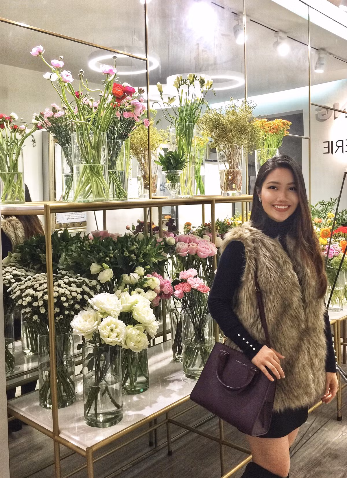 Thành công của Quỳnh Anh không dừng lại ở thành tích học tập mà cô bạn này có xuất sắc trong các cuộc thi nhan sắc, điển hình như trong cuộc thi Hoa Khôi du học sinh Việt tại Nhật Bản 2017, nữ sinh 9X này còn nhận được giải thưởng đặc biệt cho phần thi ứng xử được đánh giá cao nhất.