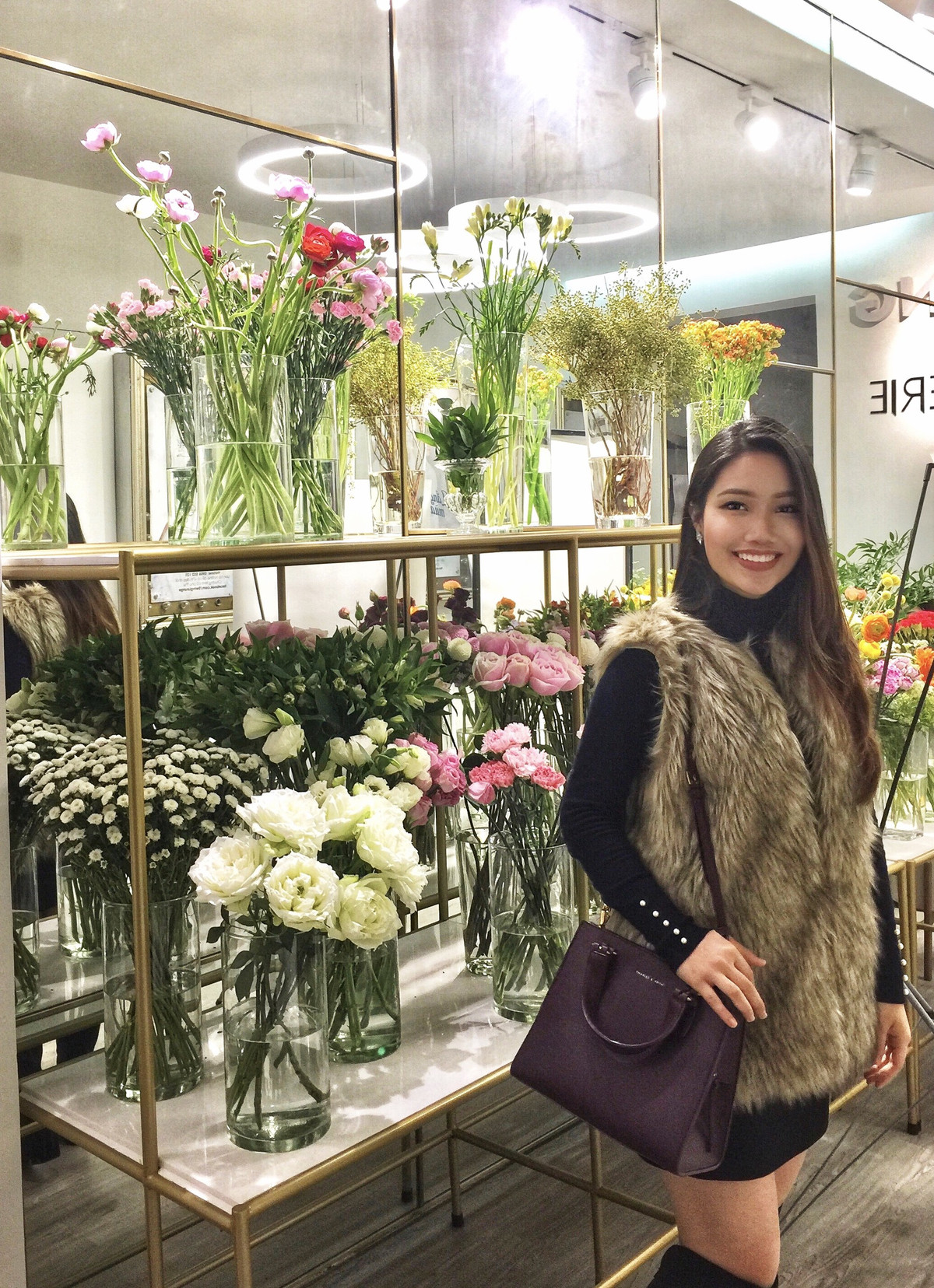 Thành công của Quỳnh Anh không dừng lại ở thành tích học tập mà cô bạn này có xuất sắc trong các cuộc thi nhan sắc, điển hình như trong cuộc thi Hoa Khôi du học sinh Việt tại Nhật Bản 2017, nữ sinh 9X này còn nhận được giải thưởng đặc biệt cho phần thi ứng xử được đánh giá cao nhất.