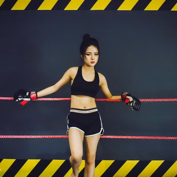 Phương Thảo gây ấn tượng với mọi người không chỉ có gương mặt xinh đẹp mà còn thân hình khá bốc lửa. Để có được body chuẩn như này, cô bạn 9X Đắk Lắk đã phải chăm chỉ tập luyện môn boxing trong khoảng thời rất dài".