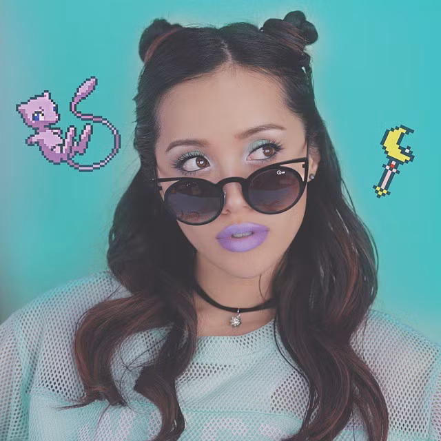 Michelle có nhiều vlog nói về cách trang điểm môi, chọn son, tô son để có đôi môi dày gợi cảm. Không chỉ thế, "phù thủy trang điểm" còn thường xuyên thử những màu son lạ mắt gây bắt mắt. Ảnh trong bài: Instagram.