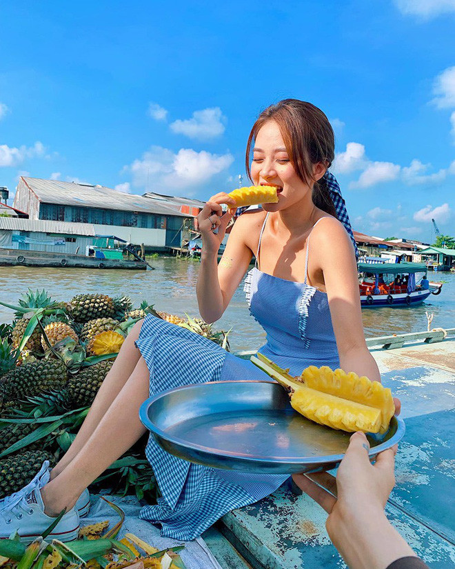 Phong cách kẹo ngọt giúp mẫu ảnh Hà Nội hack tuổi kha khá.