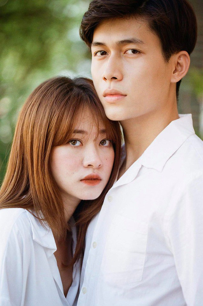 Phong cách kẹo ngọt cùng nụ cười rạng rỡ giúp Mai Anh hack tuổi khá nhiều khi tuổi thật của cô bạn này đã bước sang con số 26. Thế nhưng trong vài tấm hình mới đây, hot girl 9X World Cup này khiến nhiều người không thể rời mắt bởi khuôn mặt lạnh lùng cùng đôi mắt "biết nói" đầy cảm xúc và thần thái khác hẳn hình ảnh tươi tắn, xì teen hàng ngày.