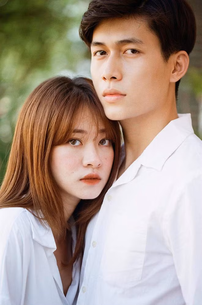 Phong cách kẹo ngọt cùng nụ cười rạng rỡ giúp Mai Anh hack tuổi khá nhiều khi tuổi thật của cô bạn này đã bước sang con số 26. Thế nhưng trong vài tấm hình mới đây, hot girl 9X World Cup này khiến nhiều người không thể rời mắt bởi khuôn mặt lạnh lùng cùng đôi mắt "biết nói" đầy cảm xúc và thần thái khác hẳn hình ảnh tươi tắn, xì teen hàng ngày.