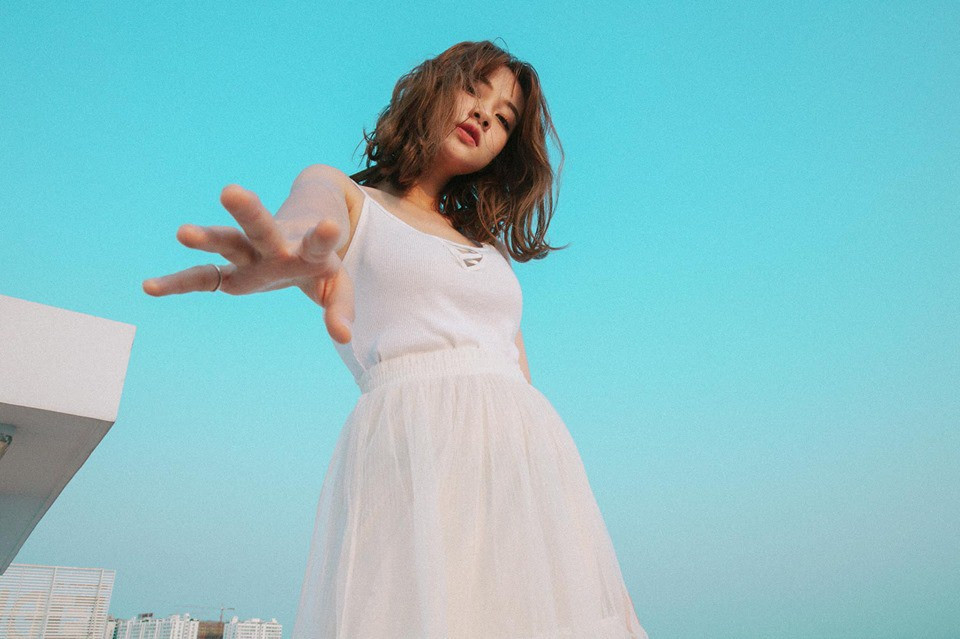 Với lợi thế từ gương mặt cho đến hình thể, đa phần những hình ảnh của Mai Anh luôn mang màu sắc tươi tắn, trẻ trung.