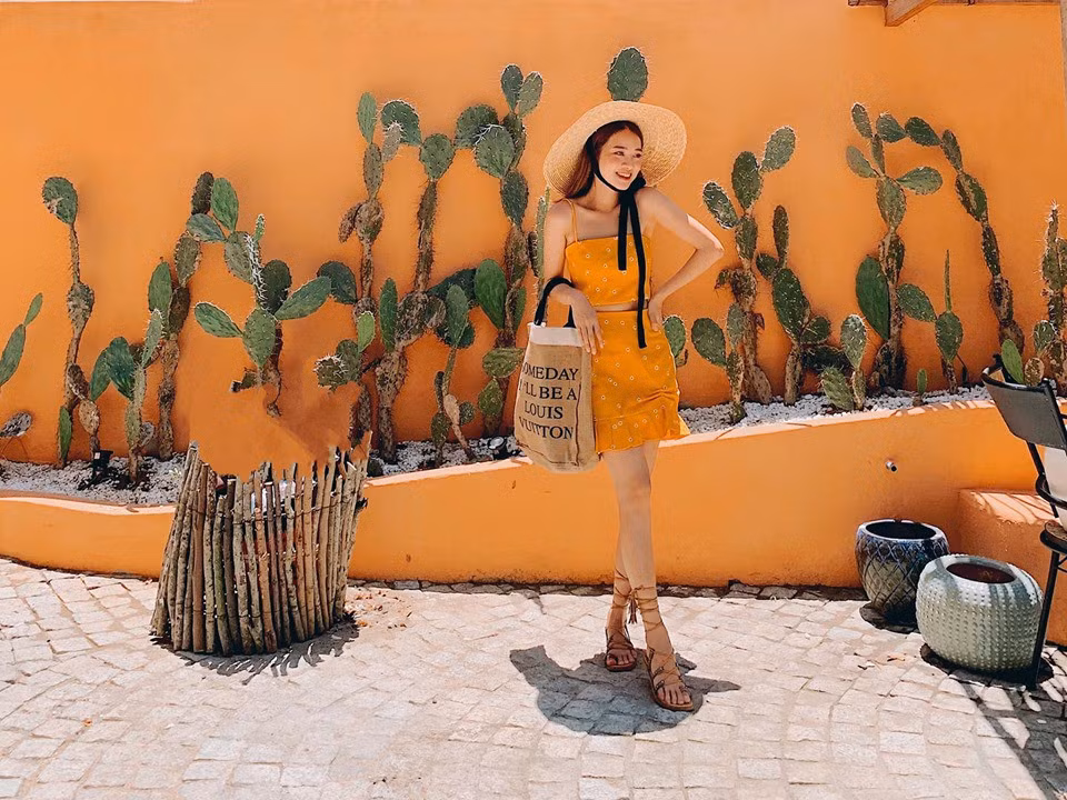 Tuy nhiên, không thể phủ nhận rằng đôi khi đổi sang phong cách lạnh lùng một chút thì nhan sắc của nàng mẫu này cũng được nâng tầm lên ít nhiều bởi khí chất và thần thái trưởng thành hơn rất nhiều.