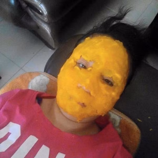 Ở nhà, bạn có vừa đắp mặt nạ vừa nghe nhạc, nghe con nói chuyện nhưng chính điều đó đôi khi lại tạo nên những cảnh tượng có phần "hãi hùng" khiến các đức ông chồng phải xanh mặt.