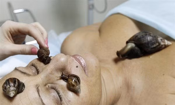 Trào lưu làm đẹp có phần kinh dị vốn đã nổi lên từ lâu, ngay cả đến phụ nữ nước ngoài cũng thường xuyên nghĩ ra cách mới lạ để cải thiện làn da của mình.