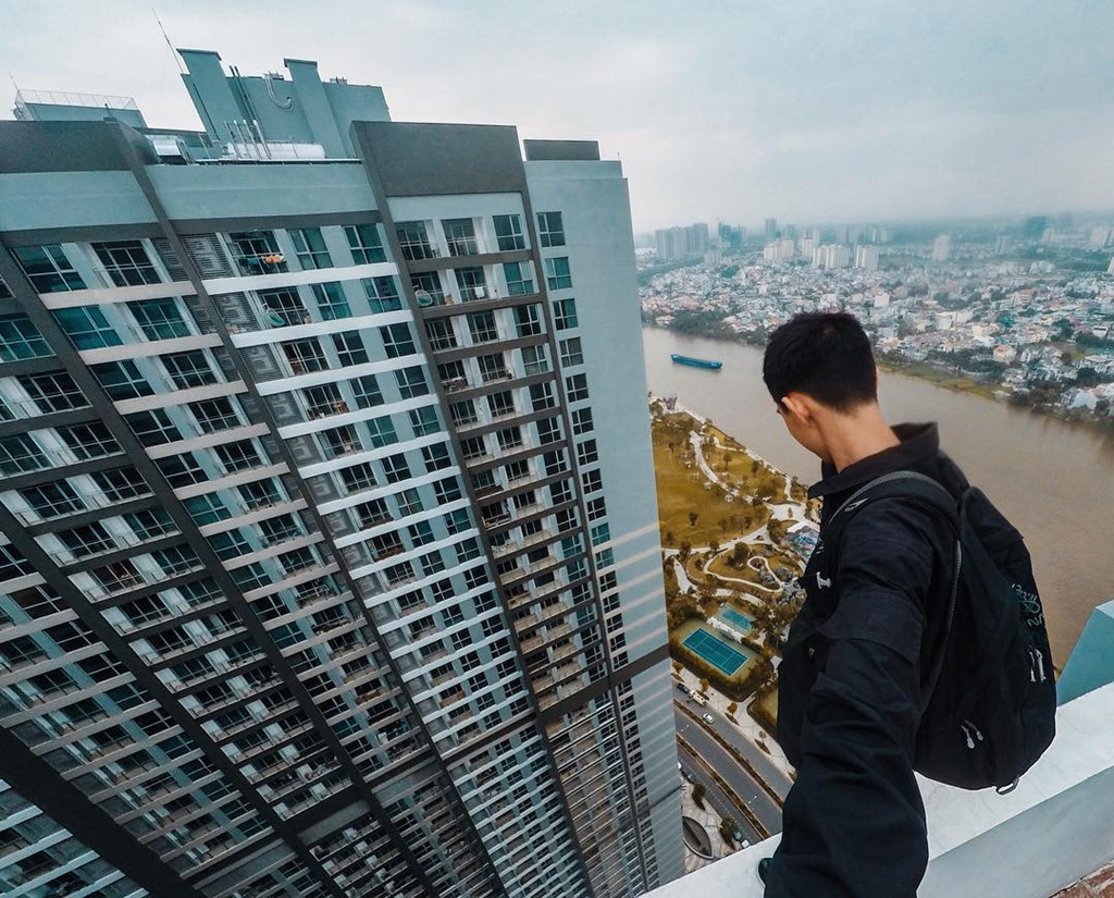 Thiết bị được người chơi sử dụng trong trào lưu thách thức "Rooftopping" đó là những máy ghi hình thường là camera gắn trên đầu, máy quay GoPro hay combo điện thoại và gậy selfie để ghi lại những khoảnh "khắc sống" ảo của mình.
