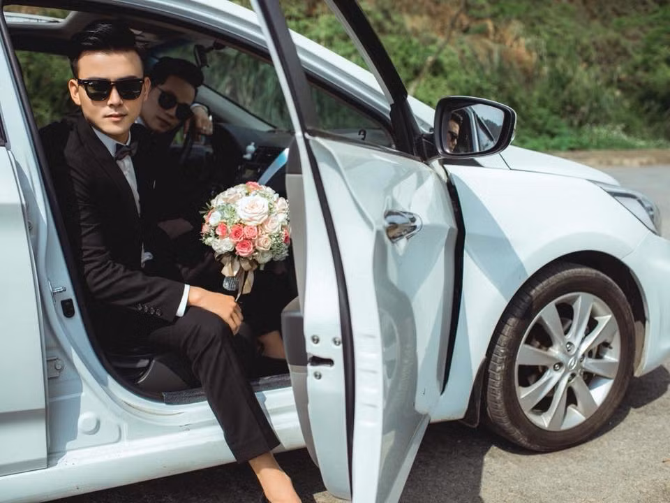 Đám cưới của cặp đôi đồng tính nam Hải Phòng có sự hiện diện của họ hàng hai bên. Đặc biệt là một trong hai bà mẹ đã bật khóc khi chứng kiến cảnh trao nhẫn của con trai.