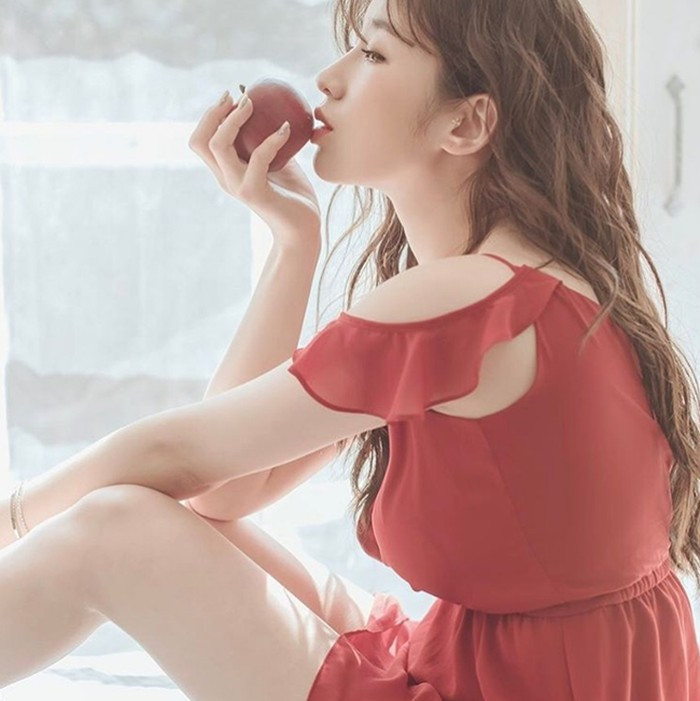 Bù lại, Kim Woo Hyun sở hữu một thần thái và khả năng diễn xuất khá tự nhiên trước máy ảnh cũng như ống kính camera. Điều này giúp cô lọt vào mắt xanh của khá nhiều hãng thời trang, cũng như được chọn mặt gửi vàng làm MC cho nhiều chương trình.