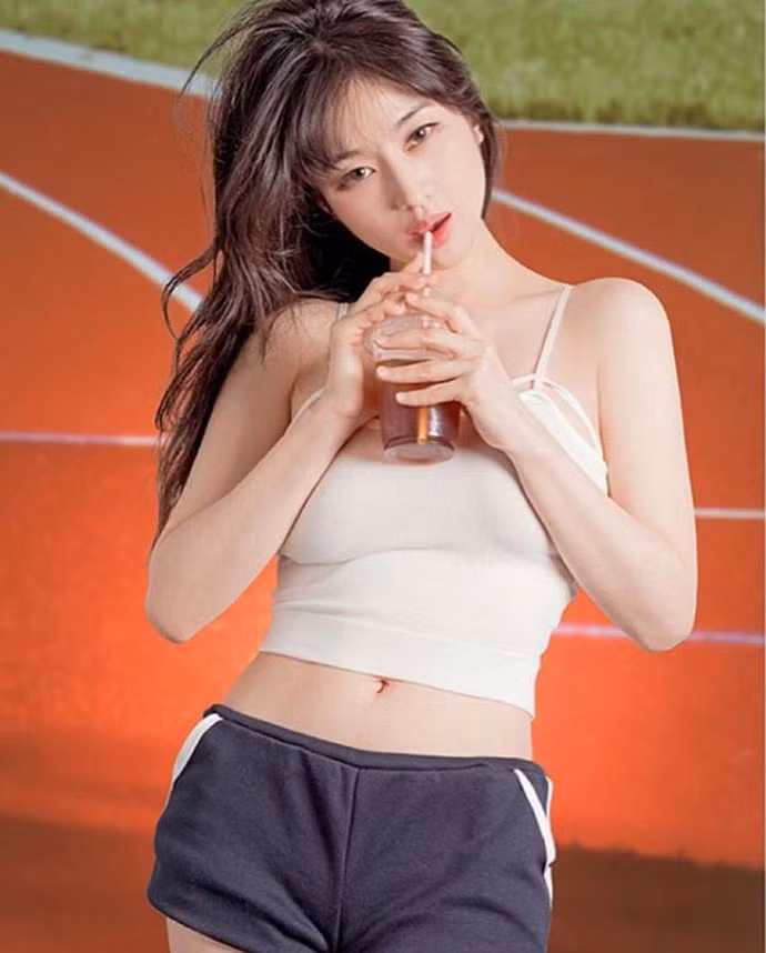 MC Han mat xinh, da trang nhung day moi diem khien fan 