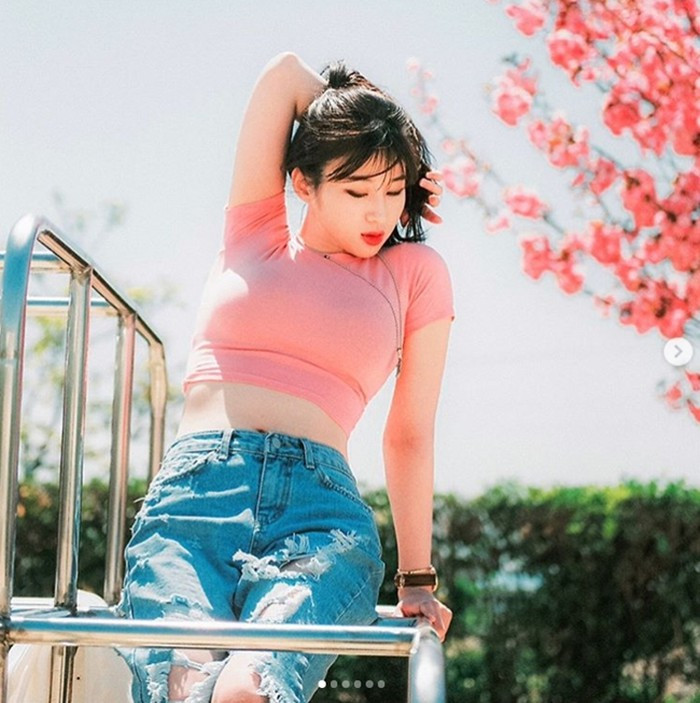 Nhiều người cho rằng thân hình của cô khá đầy đặn, đặc biệt là vòng eo bánh mỳ, thế nên rất khó để Kim Woo Hyun có thể thành công trên sàn catwalk như những người mẫu chuyên nghiệp.