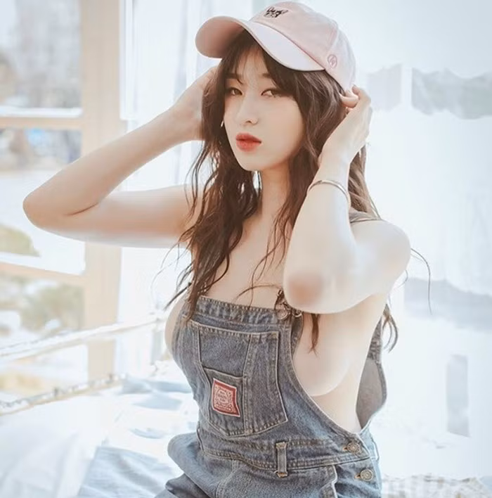 Làn da trắng ngọc ngà, vòng 1 và vòng 3 nở nang giúp Kim Woo Hyun có một lượng fan khổng lồ.