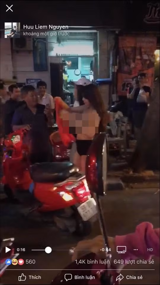 Tại Sài Gòn, 2 cô gái vì quá phấn khích đã sẵn sàng cởi áo ngay giữa đường để cuốn lên mình lá cờ Tổ quốc và điều đáng nói hơn là sau đó, cô nàng cầm lái vì quá cao trào mà tháo tung chiếc cờ quấn ngực của mình. Còn cô bạn ngồi sau cũng chẳng kém khi "thả rông" vòng 1 của mình trên suốt hành trình diễu hành.