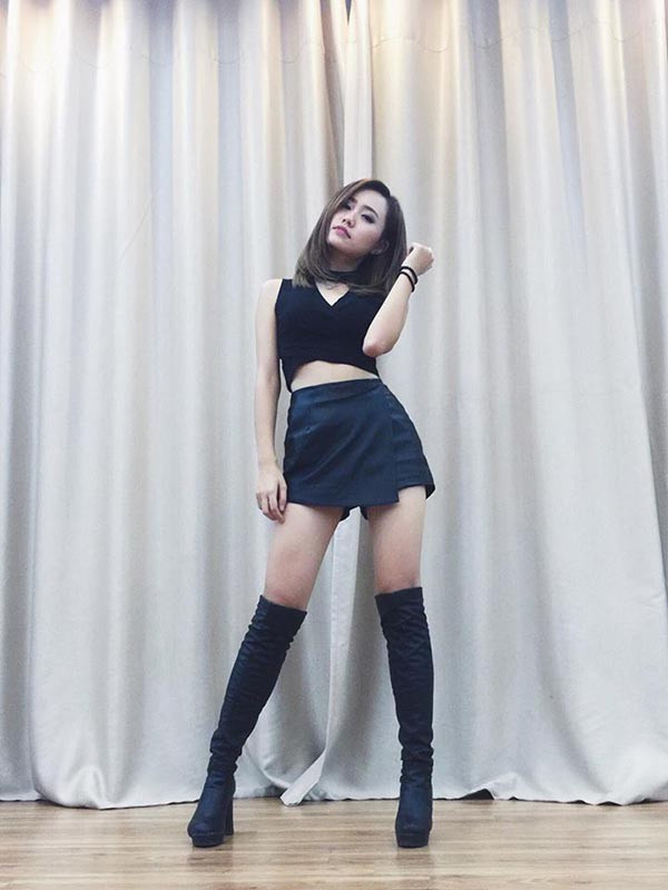 Xuân Anh đánh dấu sự xuất hiện của mình trên sóng chương trình dự báo thời tiết VTV khi đầu trần đứng dưới mưa để tường thuật trực tiếp về tình hình cơn bão số 3 năm 2016.