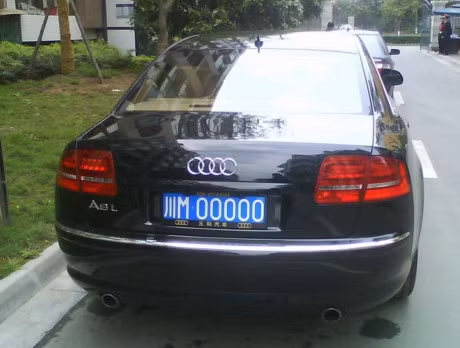 Xe sang Audi A8L biển Tứ Xuyên