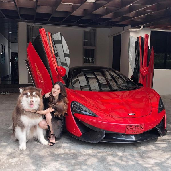Thổ lộ trên trang cá nhân, Varenithi Bubee Kanpaibool cho biết dù rất cưng chiếc Porsche Boxster được tặng nhưng hot girl 9X Thái Lan này lại đam mê với dòng xe Lamborghini, đây cũng là thương hiệu xe mà cô yêu thích từ bé.