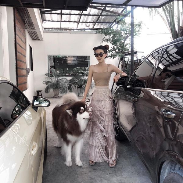 Varenithi Bubee Kanpaibool xuất hiện trên MXH với nhan sắc xinh đẹp, cặp chân dài gợi cảm. Cô nàng hot girl xứ Chùa Vàng còn khiến nhiều người xuýt xoa về độ giàu có khi thường xuyên xuất hiện cùng loạt siêu xe như Audi TT, Porsche, Lamborghini....