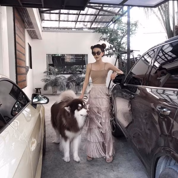 Varenithi Bubee Kanpaibool xuất hiện trên MXH với nhan sắc xinh đẹp, cặp chân dài gợi cảm. Cô nàng hot girl xứ Chùa Vàng còn khiến nhiều người xuýt xoa về độ giàu có khi thường xuyên xuất hiện cùng loạt siêu xe như Audi TT, Porsche, Lamborghini....