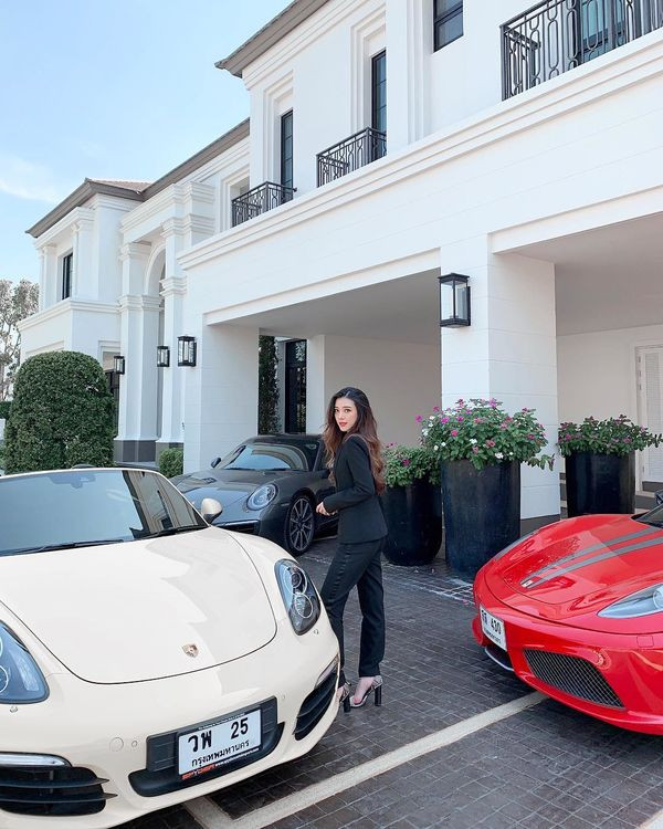 Varenithi Bubee Kanpaibool cho biết, gia đình sở hữu nhiều siêu xe và chúng cần phải làm nóng thiết bị đều đặn. Điều này đôi khi khiến hot girl Thái Lan bối rối, không biết chiếc nào đã được chạy rồi, chiếc nào không.