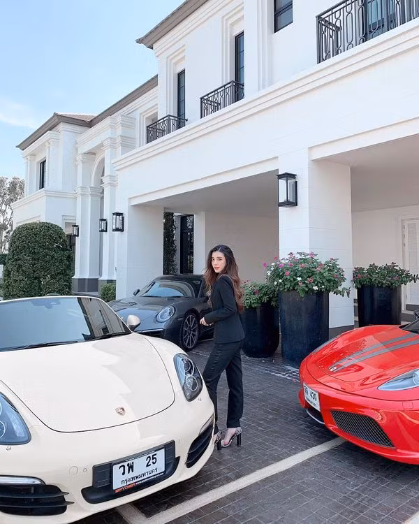 Varenithi Bubee Kanpaibool cho biết, gia đình sở hữu nhiều siêu xe và chúng cần phải làm nóng thiết bị đều đặn. Điều này đôi khi khiến hot girl Thái Lan bối rối, không biết chiếc nào đã được chạy rồi, chiếc nào không.