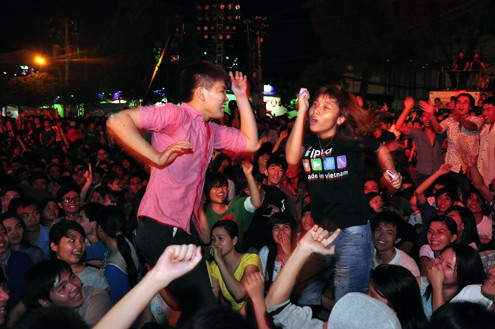 Đầu tiên, các bạn trẻ cần nhớ rõ đó là lễ hội đếm ngược được tổ chức theo phong cách châu Âu và tại đây BTC sẽ cho trình diễn loại nhạc rất mạnh như DJ, nonstop (nhạc sàn). Lợi dụng vấn đề này, một bộ phận thanh niên sẽ dùng những chất kích thích như rượu, bia, chất gây nghiện... Vậy để tham dự chương trình này được an toàn, các bạn trẻ nên tự bảo vệ mình bằng cách tránh xa những đám đông này càng xa càng tốt.