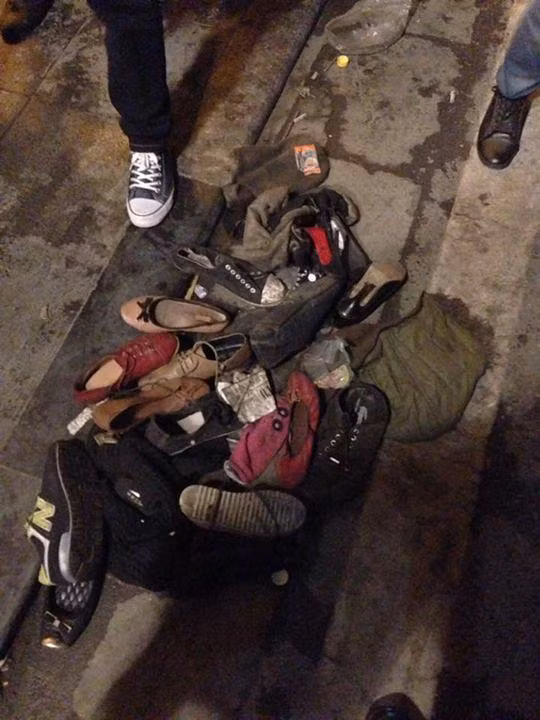 Hãy đảm bảo những vật dụng các nhân của mình thật chắc chắn và được định vị trên người của bạn khi tham dự lễ hội thu hút hàng ngàn người này.