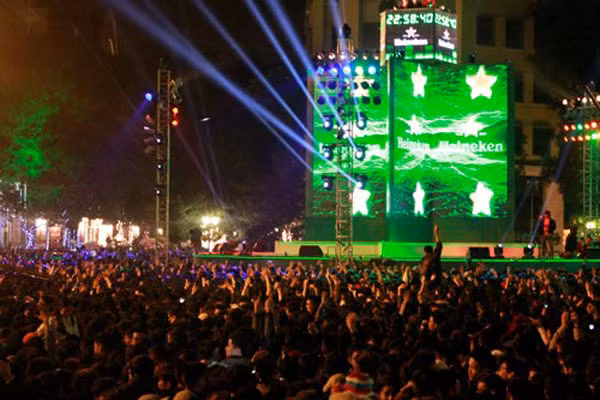 Các bạn trẻ không nên mang những vật sắc nhọn trong người khi tham gia sự kiện. Bởi những vật dụng sắc nhọn có thể làm bạn bị thương khi bị đám đông chen lấn, xô đẩy trong lễ hội âm nhạc chào đón năm mới.