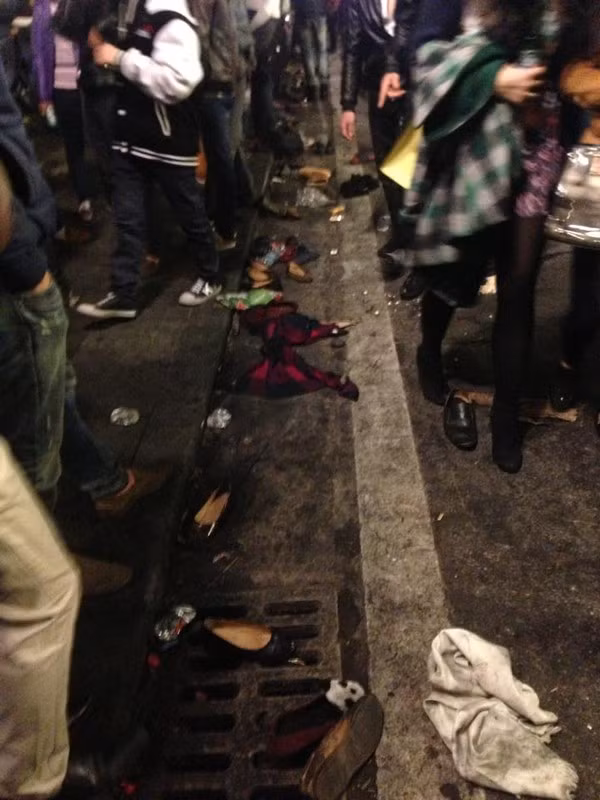 Vì chương trình diễn ra tới khuya nên các bạn hãy chú ý tới phương tiện đi lại của mình để có thể về nhà an toàn nhất mà không bị chặt chém bởi những người vô tâm như taxi dù.....