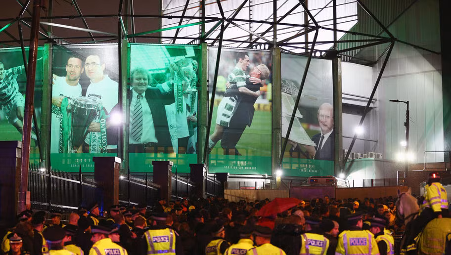 Celtic Park (hay còn được gọi tắt là Parkhead và Paradise theo cổ động viên của Celtic), là sân vận động lớn nhất Scotland và xếp thứ 6 tại vương quốc Anh. Thánh địa này có sức chứa 60 nghìn chỗ ngồi, nhưng từng đón lượt người kỷ lục lên đến 83.5 nghìn vào 1938, khi Celtic đụng Rangers.