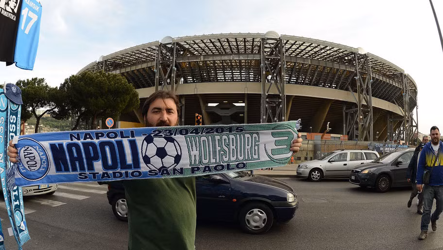 Tọa lạc ở thành phố Naples của Italia, Stadio San Paolo là sân vận động lớn thứ ba nước Italy chỉ sau San Siro (AC Milan &amp; Inter Milan) và Olimpico (AS Roma &amp; Lazio). Trong khi các thánh địa kể trên đều vinh dự được đón trận đấu cuối cùng của cúp C1 nhưng sân nhà của CLB Napoli thì chưa có vinh dự này.